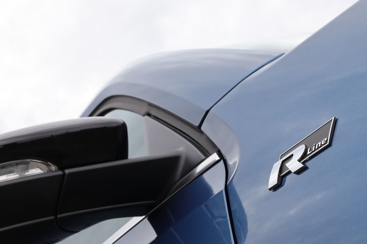 フロントフェンダーに「R-Line」エンブレムを配置。