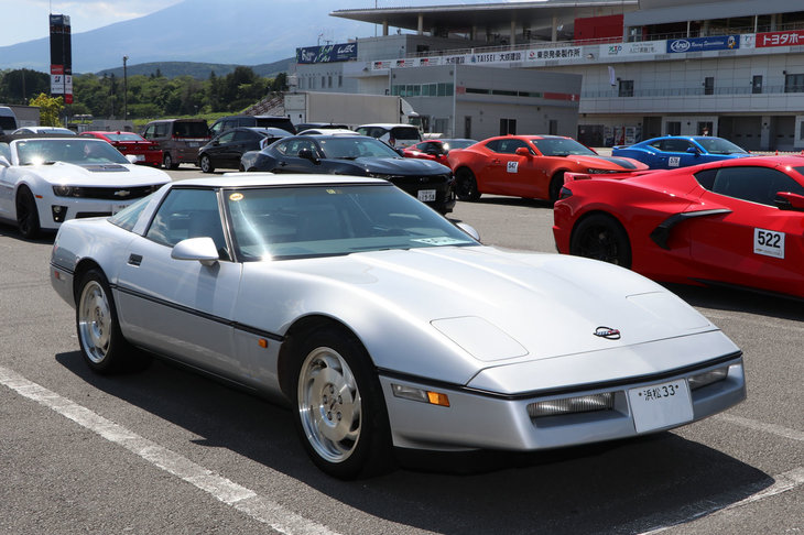 オリジナルの状態を保った素晴らしいコンディションの「C4コルベット」と遭遇。ナンバーも新車当時のものとおぼしき2ケタのものを装着していた。歴代コルベットはグラマラスなデザインのものが多いが、C4のスタイリングは実にシャープ。その美しさをシックなシルバーのボディーカラーが際立たせている。