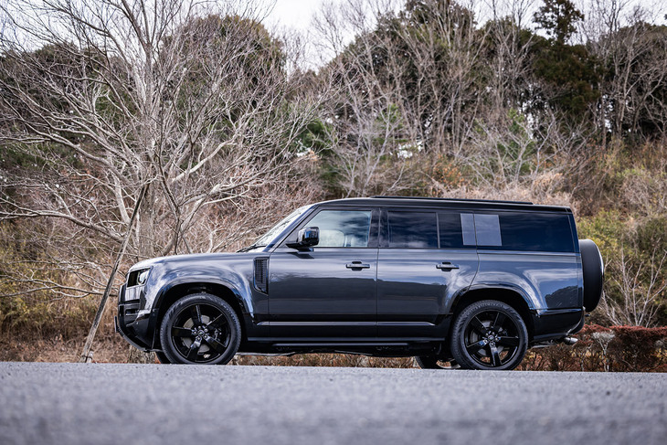 昨今は大柄なSUVが増えたが、やはり全長5275mmを誇る「ディフェンダー130」の質量は圧倒的。参考までにディフェンダーの「90」は全長が4510mm、「110」は同4945mmとなる。