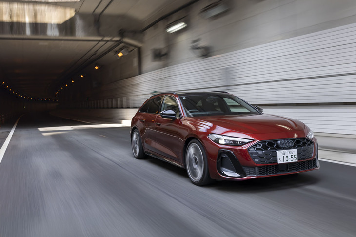 シャシーは内燃機関モデル用に新開発したエンジン縦置きFFが基本の「PPC」。足まわりは前後とも5リンク式のマルチリンクで、「S5」にはダンピングコントロール付きのスポーツサスが標準装備となる。