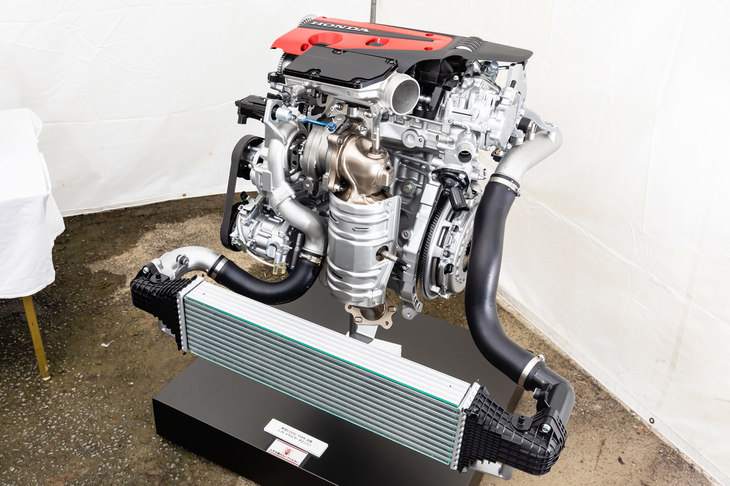 最高出力330PS、最大トルク420N・mを発生する2リッター直4直噴ターボエンジン。ターボチャージャーの効率向上や吸排気系の流量増大、ECU制御の最適化などにより、高出力化と高レスポンス化、環境性能の向上を同時に実現した。