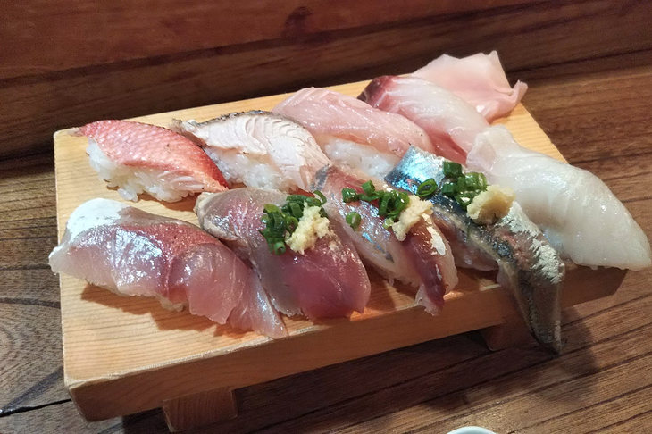 稲取でいただいたお寿司。左上の赤いのがキンメダイ……らしい。らしいというのは記者が確認しなかったから。どれが何の魚かはどうでもよく。おいしければOK。そして稲取のお魚はおいしかった。