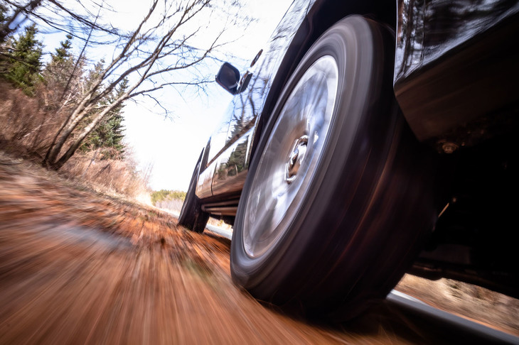 アウトドアアクティビティーに向かう先でも、今やほとんどの道が舗装されているが、例えば湖畔や渓流の釣り場に向かう最後のアプローチはオフロードであることもよくある。雨が降った後では、ぬかるんでいることも少なくない。SUV用タイヤであれば、こうしたシチュエーションで安全に走れる性能が欲しい。