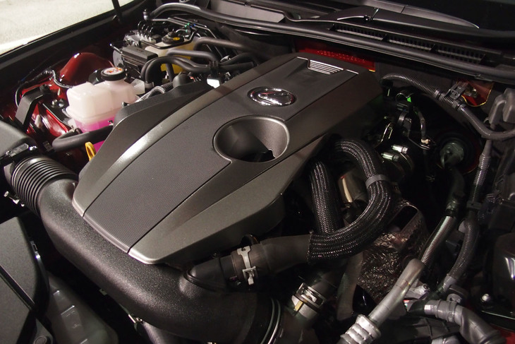 「IS300“Fスポーツ”」に搭載される2リッター直4ターボエンジンはハイオクガソリン指定で、最高出力245PS、最大トルク350N・mを発生。8段ATを組み合わせている。