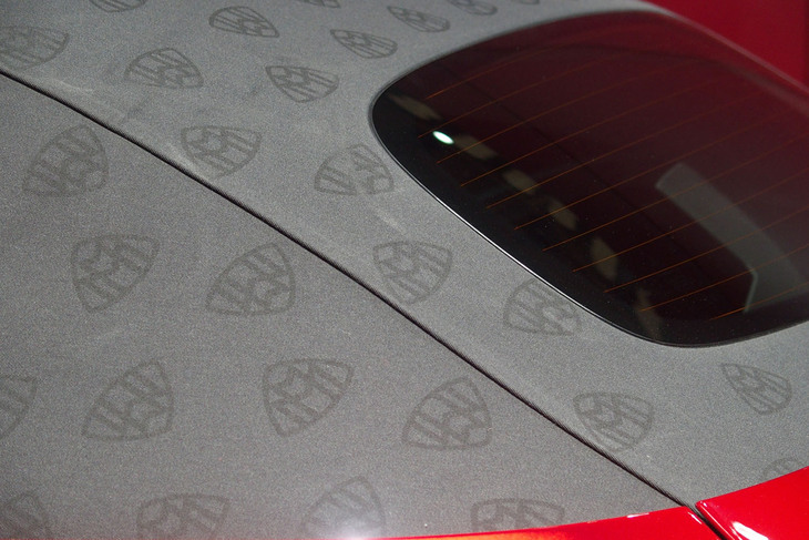 防音処理が施されたアコースティックソフトトップは、ライトブラックカラーのファブリックで仕立てられている。