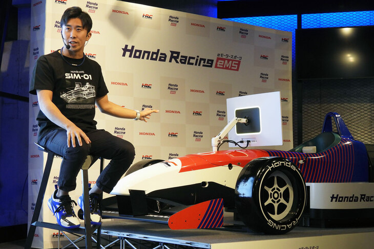 小出 峻選手によると、HRSでは公平を期すために、くじ引きで搭乗するマシンを決定。生徒全員がすべての車両に一度は乗ることになるという。10台の「SIM-01」のベースとなったフォーミュラマシンについても、「今活躍している選手なら、どの個体も必ず一度は運転しているはず」と述べた。