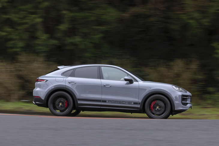 0-100km/h加速のタイムは4.7秒、最高速は273km/hをうたう。決してピーキーではなく扱いやすいパワートレインだ。