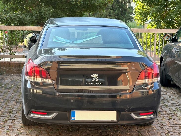 こちらの「プジョー508」のナンバーに見る「NMK」とは、北マケドニアの略称である。