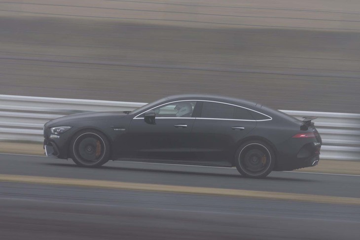 濃い霧に包まれた富士スピードウェイのレーシングコースを駆け抜ける、「AMG GT63 S 4MATIC＋」。0-100km/hの加速タイムは3.2秒、最高速度は315km/hと公表される。