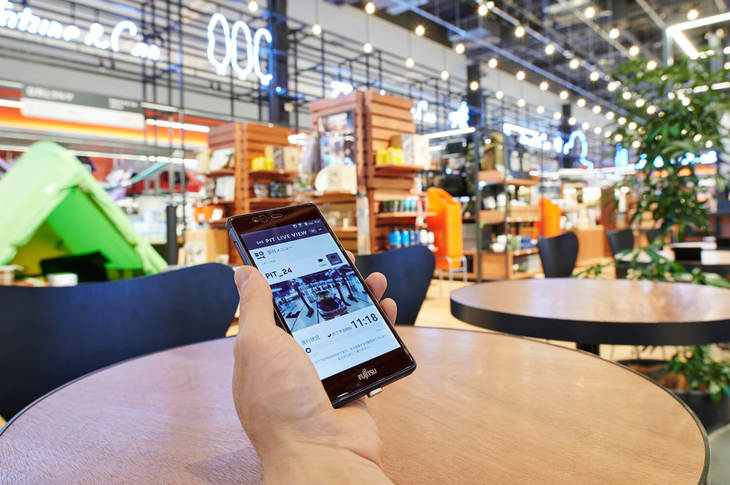 ⑨メンテ中の愛車はスマホでチェックしよう
ピットでメンテナンスを受けている愛車の状態をスマートフォンで見ることができる「PIT LIVE VIEW」が好評だ。パナソニックと共同で開発した仕組みで、日本のカー用品店で採用したのはA PITが初めてだという。安心して愛車を預けることができる。