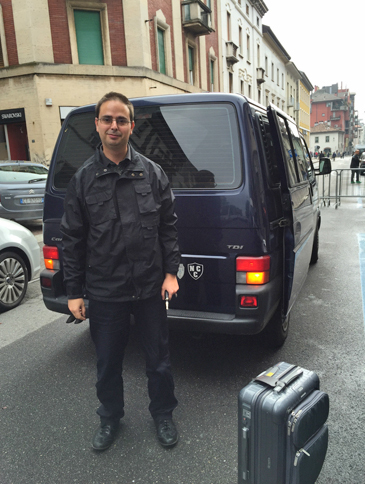 ある日ミラノでボクを運んでくれたウーバーのドライバー、ファブリツィオ氏と彼の営業車「フォルクスワーゲン・トランスポーター カラベル」。