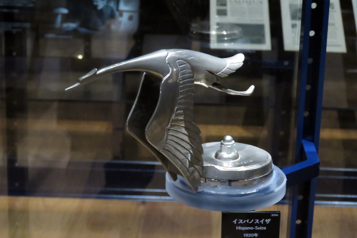 かつて数々の超高級車を手がけ、近年復活を果たしたスペインのイスパノスイザ。同社のカーマスコットは、コウノトリをモチーフにしたものだ。