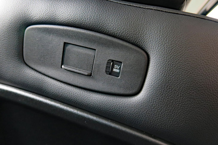 ランドローバー・ディフェンダー110 SE エクスプローラーパック装着車（フロントシートバックのアクセサリーソケット）