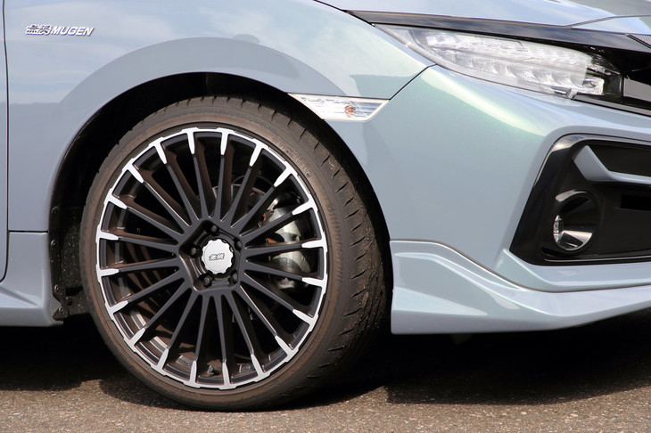 足元の仕様は、ドレスアップ効果抜群のフィンホイールと、35偏平の「ブリヂストン・ポテンザ アドレナリンRE004」の組み合わせ。ブレーキは一通り手が加わっていたが、サスペンションについてはノーマルのままだった。