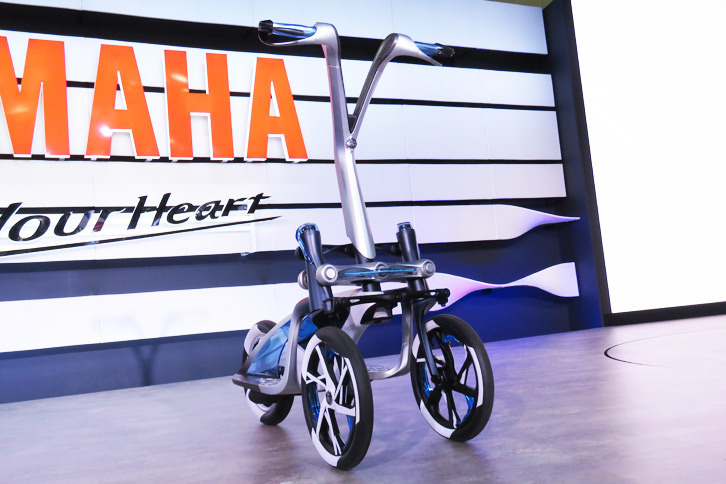 「トリタウン」は三輪のコンパクトなモビリティー。コーナリング時には車体を傾けて曲がる。