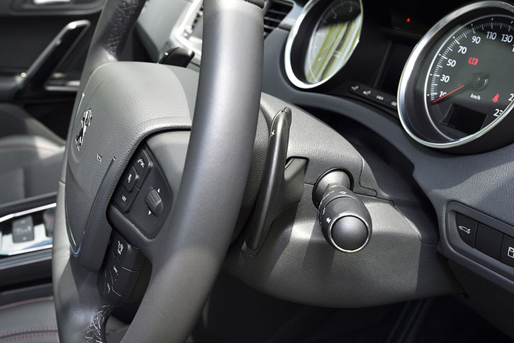 シフトパドルは、ステアリングホイールとは連動しない固定式。