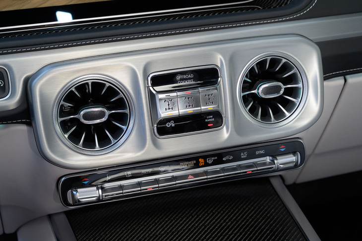 フロント・センター・リアを個別に設定できるデフロックスイッチがコンパクトになり、ローレンジやマニュアル変速のスイッチも同じ位置に集約された。上部にはオフロードスクリーンの起動ボタンもある。