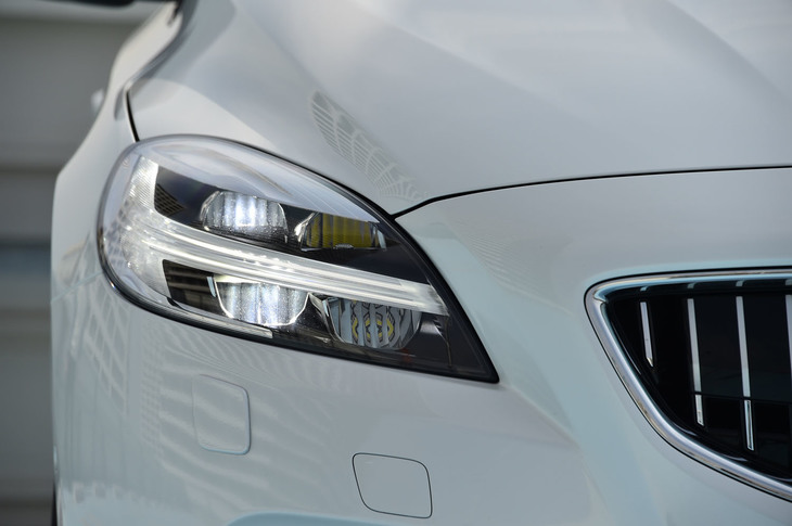 T字を横にしたランプのデザインは、北欧神話の雷神が持つ「トールハンマー」をモチーフにしたもの。ステアリングを切った方向に光の向きを変える「アクティブベンディング機能」も備わる。