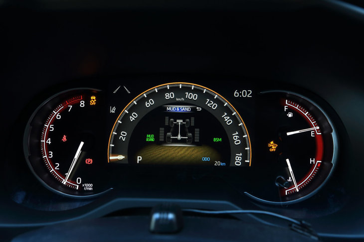 メーター中央部は、選択されたドライブモードによって表示が変わる。写真は「アドベンチャー」において「マッド＆サンド」を選択した状態。走行中の各車輪トルク配分も表示される。