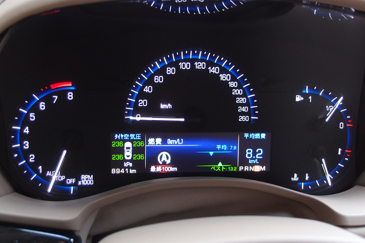 鮮やかなブルーが印象的なメーターパネル。ヘッドアップディスプレイも備わる。