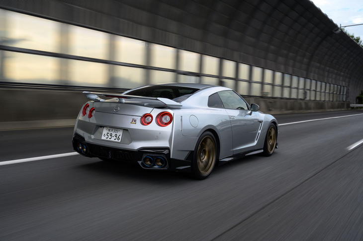 騒音規制などに対応した2024年モデルで、乗り味が一気に洗練された「GT-R」。日常的に乗っても不満は感じないはずだ。