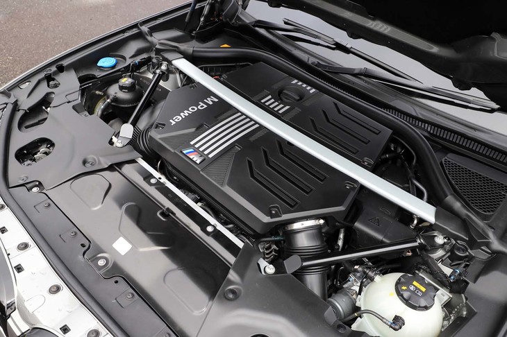 エンジンカバーをかすめるようにストラットタワーバーが装着される。CFRP製タワーバーもオプション設定されている。