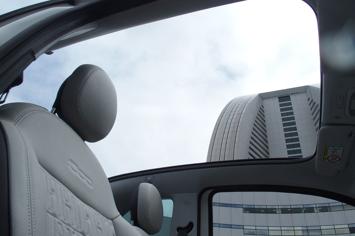 フィアット500eオープン（ソフトトップを開けた様子）