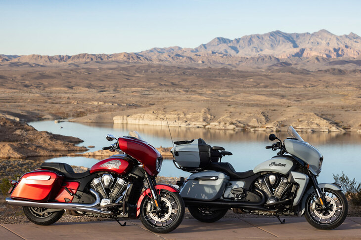 新デザインのフェアリングが採用された2025年モデルの「チーフテン パワープラス」と「ロードマスター パワープラス」。リアにトップケースを備えているのがロードマスター、トップケースのないバガースタイルをとっているのがチーフテンだ。