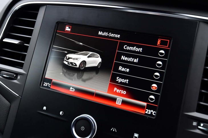 走行モードは「Comfort」「Neutral」「Race」「Sport」の4タイプに加えて、ユーザー好みの設定ができる「Perso」が用意される。