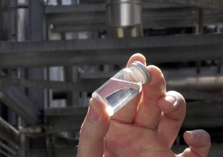 アウディが試験的に生成したe-FUEL。現在、フォルクスワーゲングループ内でのe-FUELの研究開発は、主にポルシェが担っている。