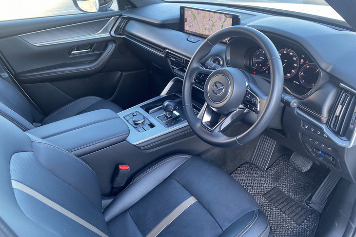 「CX-80 XDハイブリッド エクスクルーシブスポーツ」のインテリア。12.3インチのセンターディスプレイをダッシュボード中央上部に配置したインストゥルメントパネルの基本デザインは「CX-60」に準じたもの。内装の質感もCX-60と同様に高く、プレミアムでセレブな気分である。