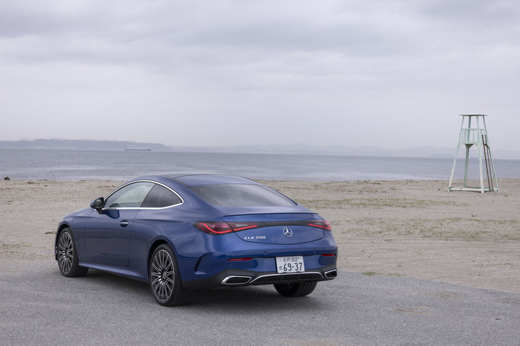 「CLE 200 クーペ スポーツ」は、美しいデザインと高い快適性、日常使いを考慮した機能性に加え、胸のすく走りとメルセデスに期待される安全性能までをも兼ね備えた大人のクーペである。