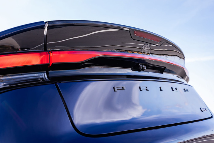 横一文字のコンビネーションランプと「PRIUS」のロゴが目を引くリアまわり。後方視界を向上させるためにこれまで採用されてきたテールゲートのサブウィンドウは廃止され、すっきりとしたリアビューになった。