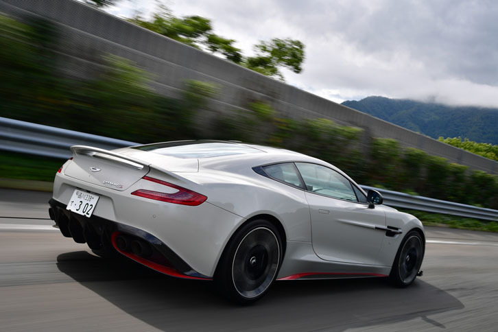 ボディーサイズは4730×1910×1295mm。クーペボディーのほかに、オープンボディーの「ヴォランテ」も設定されている。