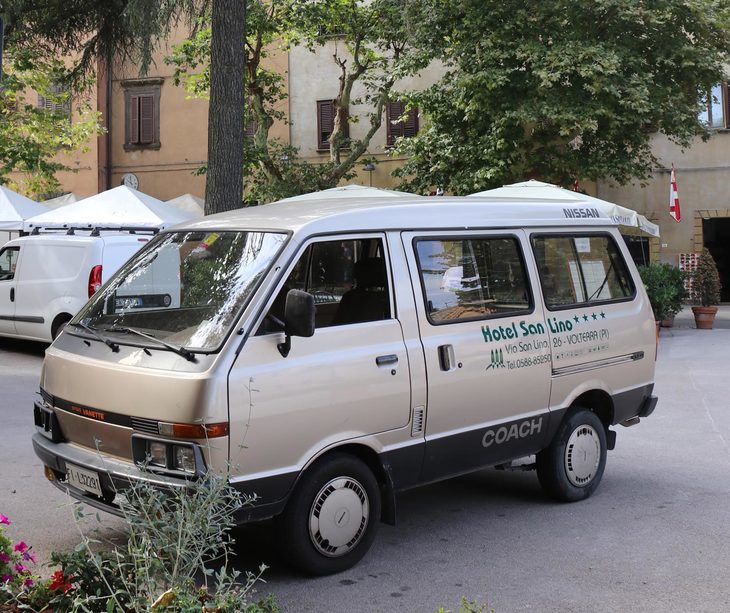 イタリア・トスカーナ州ヴォルテッラ市でホテル送迎車として活躍する「バネット」。2018年撮影。