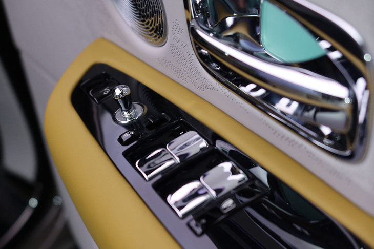 ロールス・ロイス・カリナン シリーズII（運転席側ドアのスイッチ類）