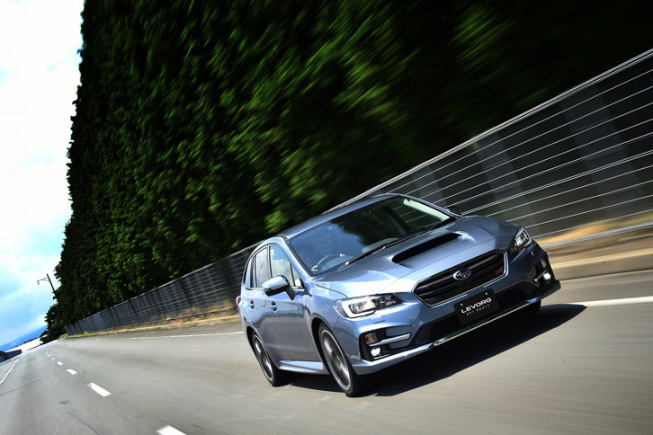 足まわりでは、フロントダンパーに倒立式の減衰力可変ダンパーを採用。また前後のコイルスプリングやリアのダンパーにも専用のチューニングが施されている。