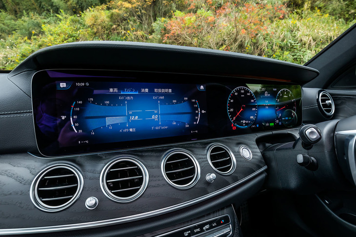「MBUX（メルセデス・ベンツ ユーザーエクスペリエンス）」が内蔵された12.3インチのタッチスクリーン式ディスプレイ。さまざまな車両情報を表示するほか、実際の景色をナビ画面に映し出し矢印で進行方向を示すARカーナビも搭載されている。
