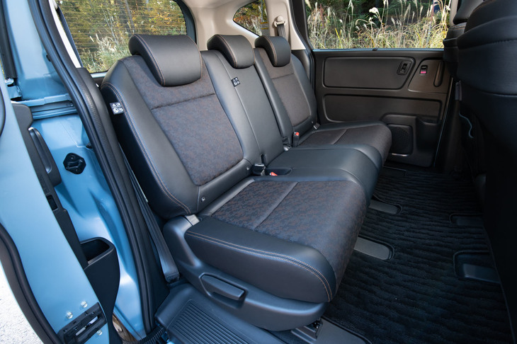 「フリード＋」に備わる3：2分割可倒式のリアシート。「フリード」とフリード＋の両方で選べる「クロスター」だが、唯一、フリードの3列7人乗り仕様には設定がない。