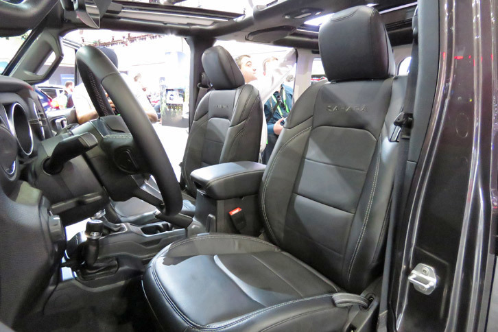 ジープ・ラングラー アンリミテッド サハラ（フロントシート）