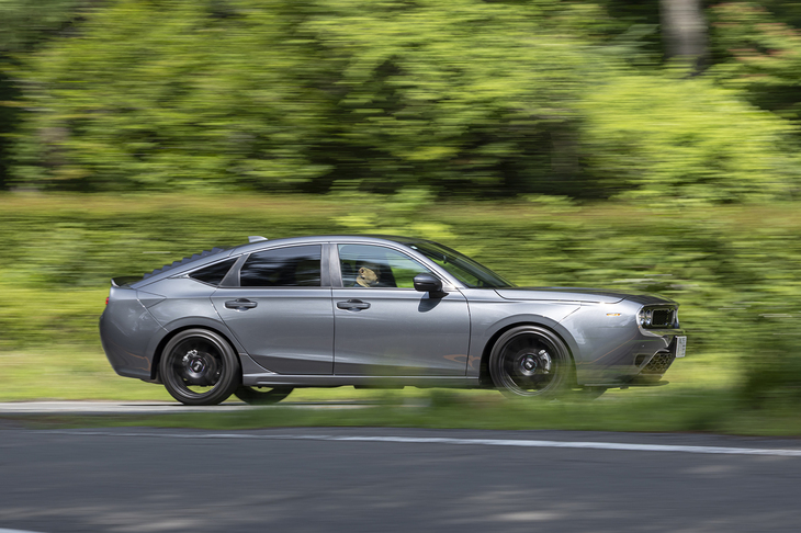 エンジンは最高出力182PS、最大トルク240N・mの1.5リッター4気筒ターボ。車重1360kgのボディーにとっては十分にパワフルだ。