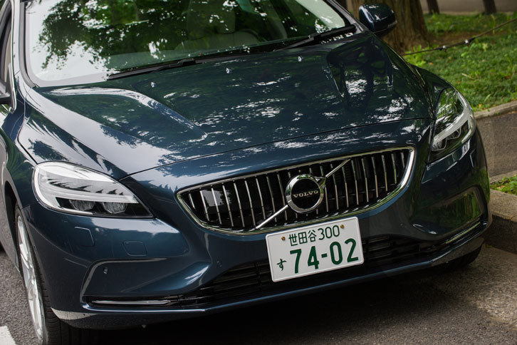 今回のマイナーチェンジではフロントまわりの意匠を変更。「XC90」同様に、T字形のLEDヘッドライトが採用された。フロントグリルの意匠はグレードによって異なり、その中央には新デザインのボルボのエンブレムが用いられている。