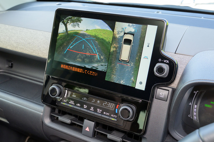 「パノラミックビューモニター」も最新の「Z」には標準装備。合成によってフロア下が透けたような映像が映し出される。