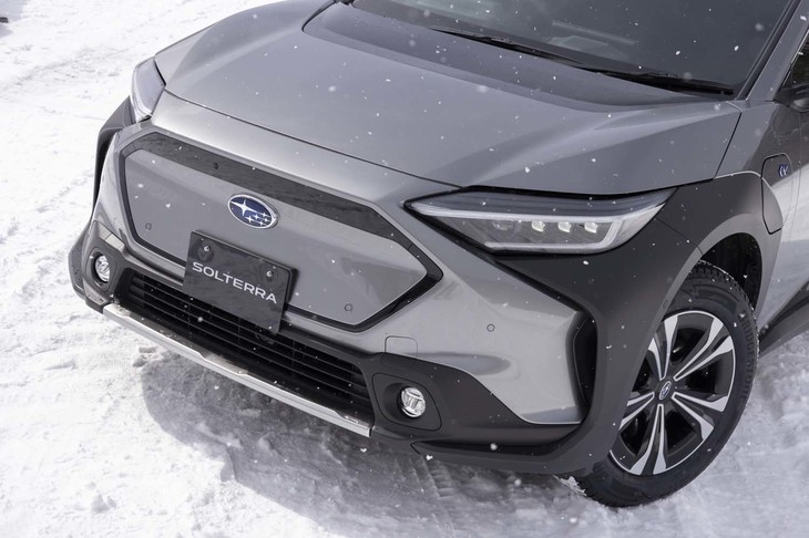 「ソルテラ」のフロントマスクではヘッドランプのC字形状を強調したほか、中央部に六角形のモチーフを採用してグリルのように見せている。