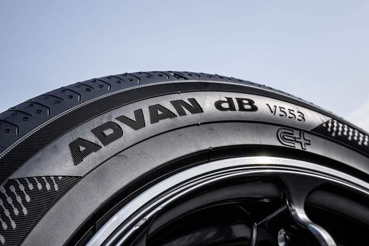 雨と静けさをイメージした模様と鮮明なロゴデザインを組み合わせ、プレミアムコンフォートタイヤにふさわしい洗練されたイメージを表現したと紹介される「アドバンdB V553」のサイドウォールデザイン。