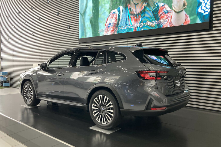 「SUBARU STAR SQUARE」に展示されていた外板色が「マグネタイトグレー・メタリック」の「レヴォーグ レイバック プレミアムブラックS：HEV EX」。個人的にはイチオシのボディーカラーである。