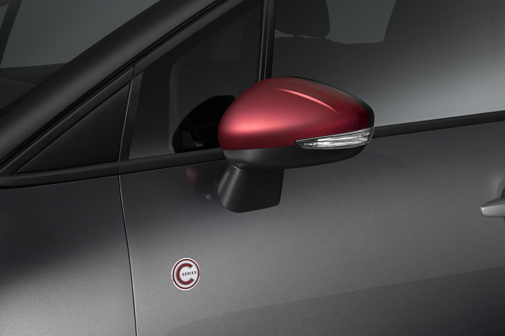 マット塗装のディープレッド仕上げとなるドアミラー。その下に「C-Series」バッジが備わる。