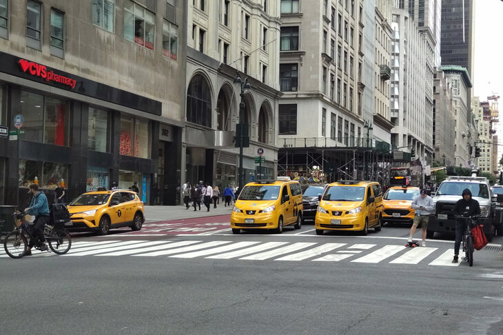 米ニューヨークの交通の様子。停止線に2台並んで止まっているのは、2011年に同市の次世代タクシーとして供給が開始された「日産NV200」。スライドドアのタクシーとしては「トヨタ・シエナ」なども見かけるが、「非MPVタイプのタクシーでスライドドアというのは、今はまだ、日本以外ではちょっと受け入れられないのでは？」とwebCGほったは考えている。（2023年9月撮影）