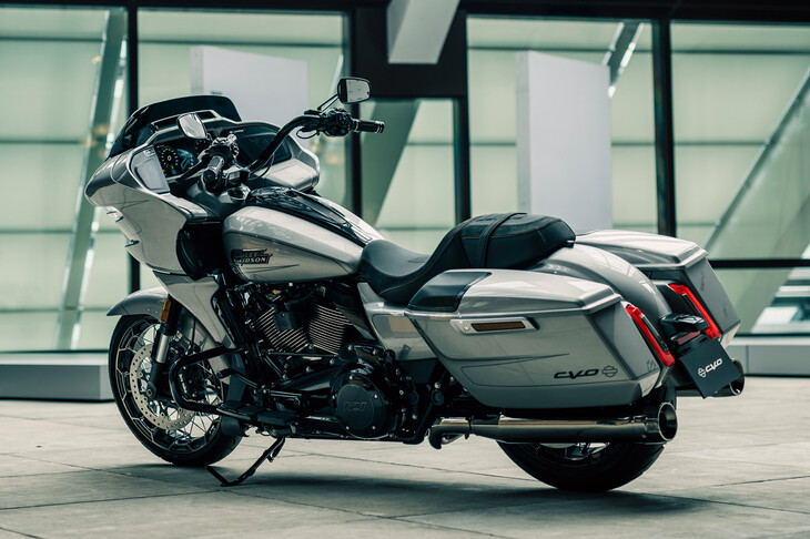 トップケースや背もたれ付きのパッセンジャーシートなどが備わらないので、後ろ姿は意外と軽やか。とはいえ、車重はともに400kgに迫る超ヘビー級だ。