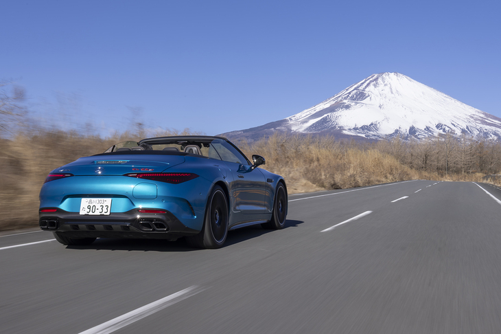 足まわりは前後とも総アルミ製の5リンクを採用。伸び側と縮み側の減衰力を個別にコントロールできるアダプティブダンパーやアンチロールシステムを搭載している。